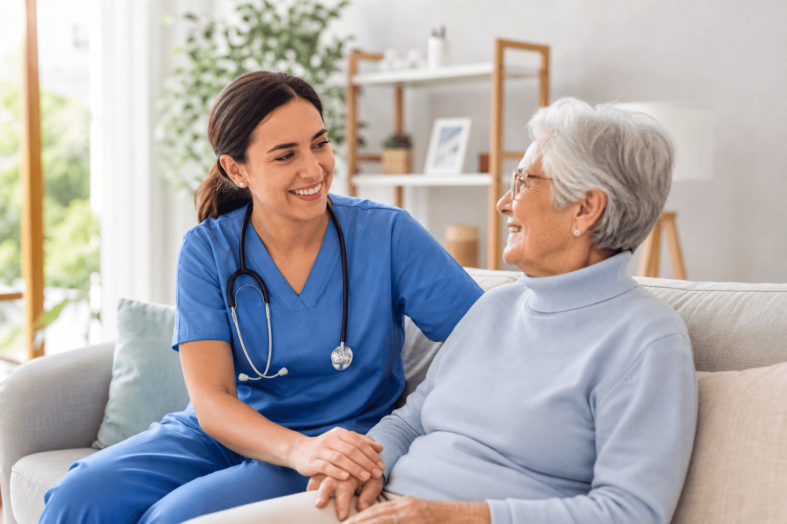 Infirmière prodiguant un soin à domicile à une patiente